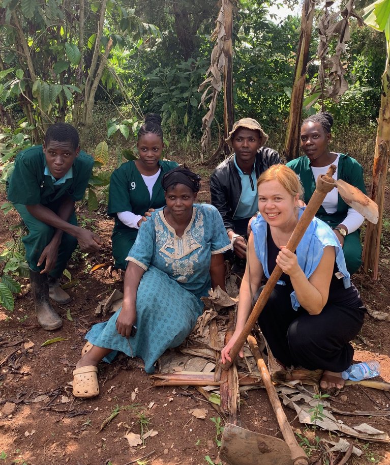 Pereema Nanfuka Mariam harib oma peenraid nüüd nii, nagu tema lapsed Mutebi Daniel, Babirye Lukia, Namazzi Rehema ja Christine Birabwa koolitusprogrammis õppisid. Mariamil on kuus last, mis ongi keskmine laste arv Uganda peres. Pildil on ka programmijuht Margit Säre.
