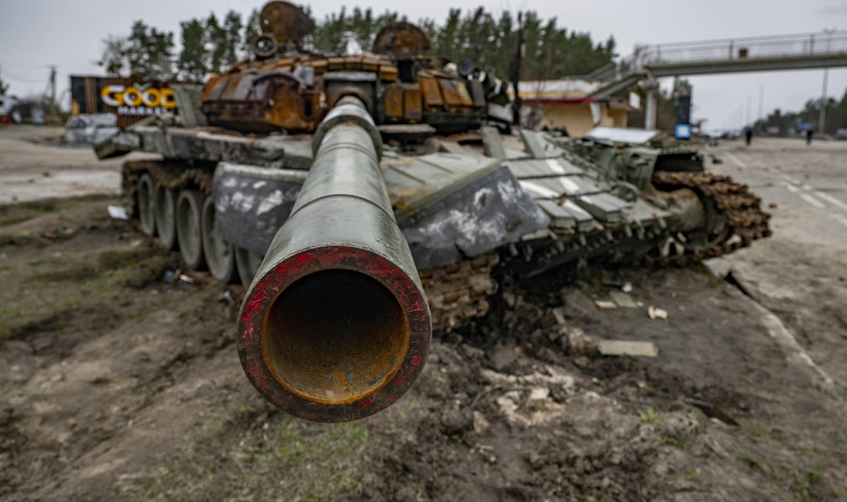 Purustatud tank Borodianka alevis Kiievi oblastis. Foto tehtud 5. aprillil 2022 peale piirkonna vabastamist Vene okupantidest.