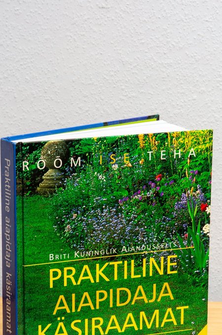 Raamatud “Praktiline aiapidaja käsiraamat” ja “Praktiline aiarajaja käsiraamat”.