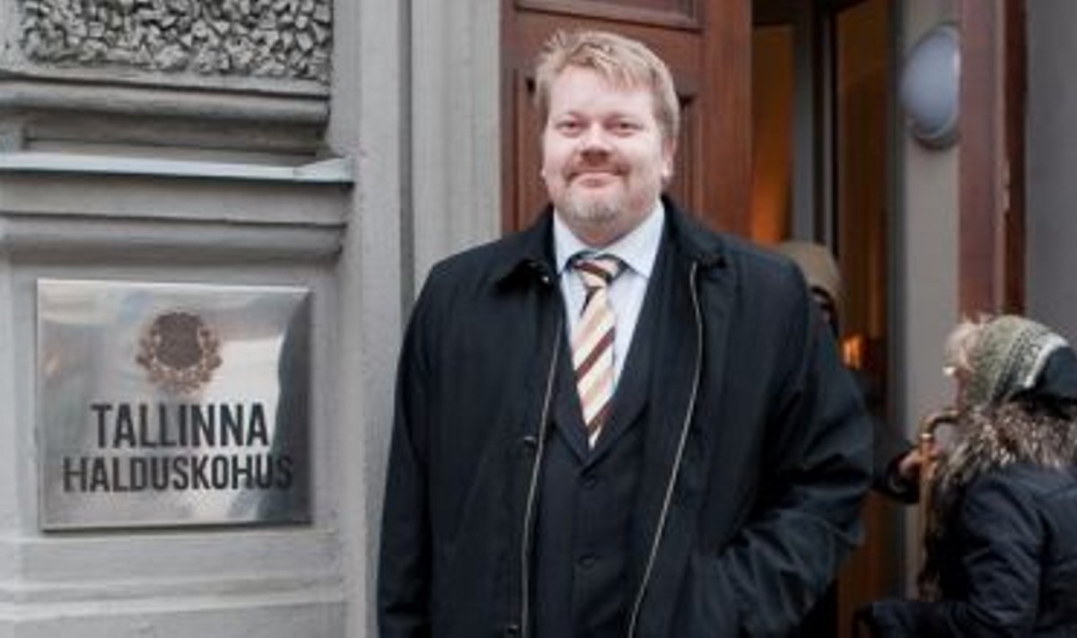 Johan Bäckman saabumas kohtusse