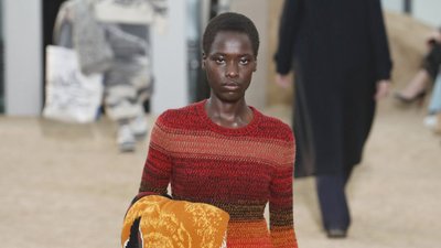 Hõõguvad punased ja ookritoonid mõjuvad kirglikult ja innustavalt. Villane kootud kleit ja pleed: Chloé.