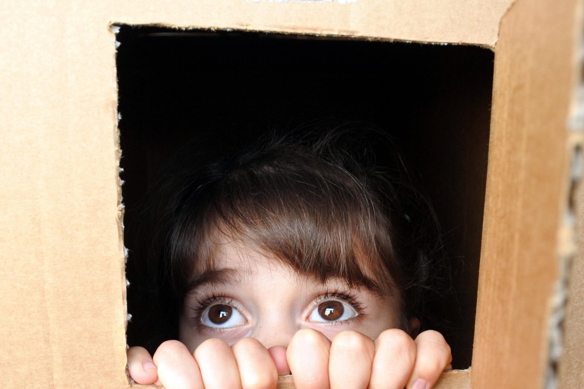 Выглядывают разбор. Девочка прячется. Девочка спряталась. Девочка спряталась в коробке. Ребенок выглядывает.