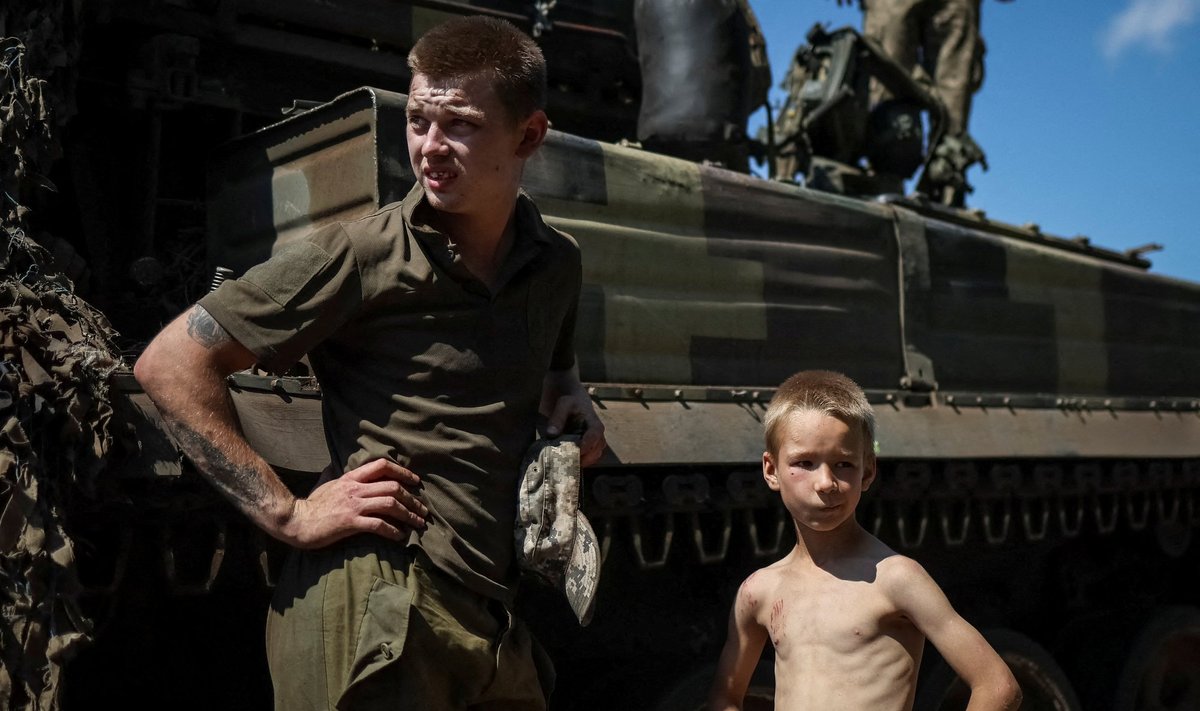 MÕTTEHETK: Ukraina sõjaväelane ja kohalik poiss Donbassis, rindejoone lähistel.