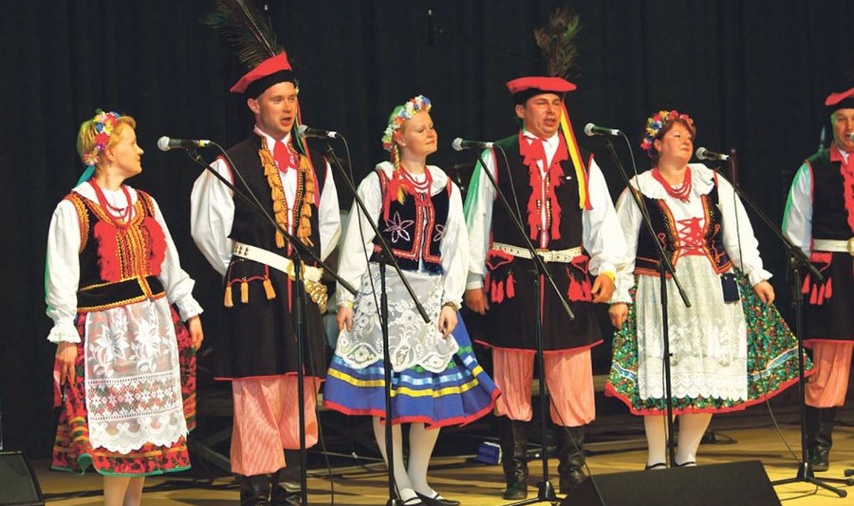 Esinemishoos on Poolast  Moostesse kohale tulnud  kultuuriseltsi Polonia ansambel. Foto: Riho Semm