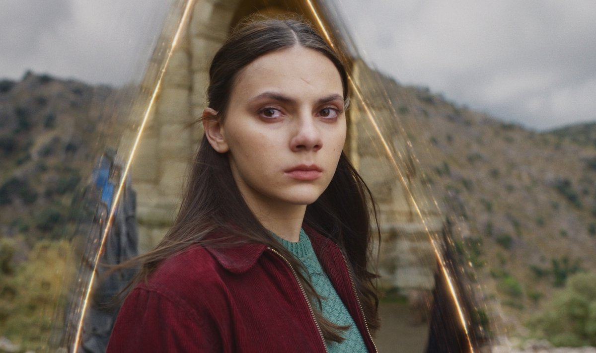 PARALLEELMAAILMAD KADUTETA EKRAANIL: Sarja peakangelanna Lyra (Dafne Keen) enne viimase maailmadevahelise akna sulgemist oma armastatuga viimast pilku vahetamas.