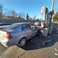 FOTOD | Tallinnas Tartu maanteel põrkasid kokku kaks sõiduautot, üks inimene viidi haiglasse