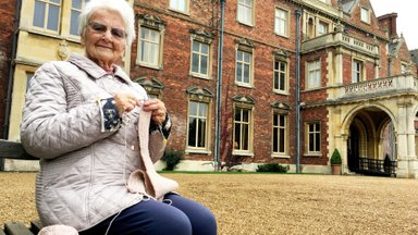 93-летняя англичанка связала из шерсти копию королевского Букингемского дворца