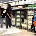 VIDEOD | Meelt avaldavad loomakaitseaktvistid valavad Ühendkuningriigi poodides piima põrandale. Rahvas on solvunud 