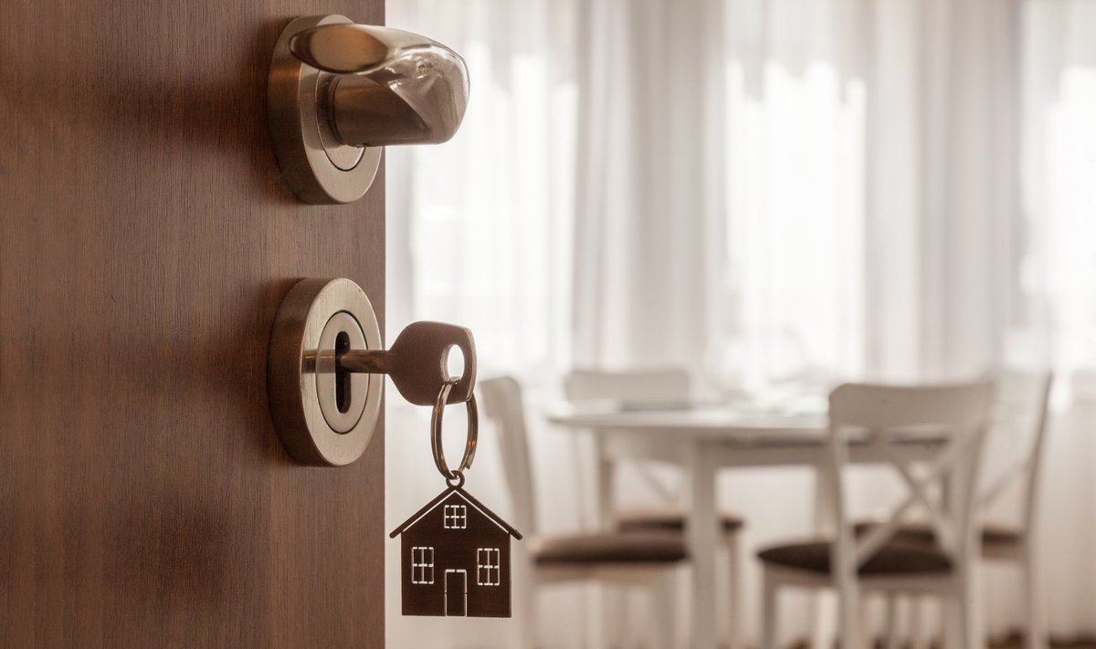 Open,Door,To,A,New,Home.,Door,Handle,With,Key