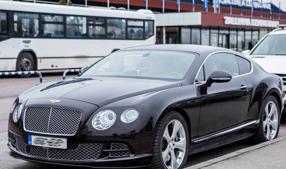 150 000 eurot maksev Bentley Continental GT aastal 2014 Tallinna lennujaama ees, foto on illustratiivne.