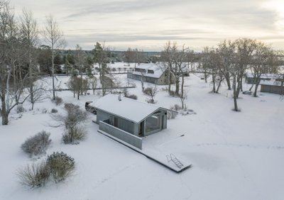 TIIGI VEEREL Arvatavasti on see saunamaja, mille leiliruumist saab kümnekonna jooksusammu järel otse jahutavasse tiiki hüpata.