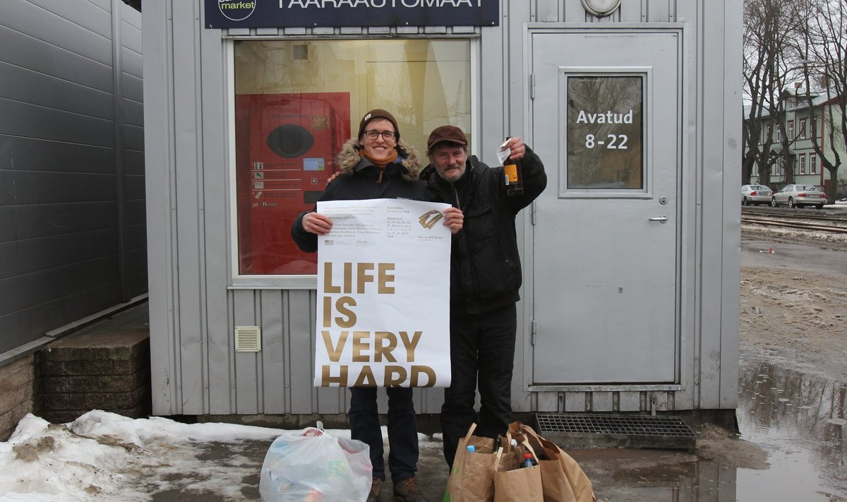 Von Krahli lavastuse „Life Is Very Hard” plakati negativistlik sõnum tõmbab tähelepanu. Plakati autor on Margus Tamm.