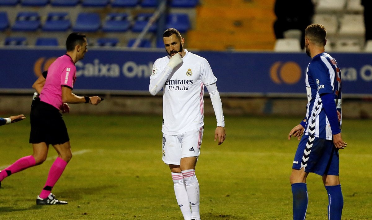 Madridi Reali esiründaja Karim Benzema (keskel) ei suutnud Reali kaotusest päästa.