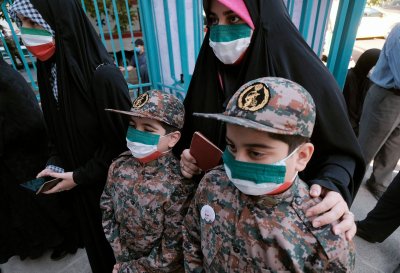 Teherani hääletaja tuli jaoskonda Iraani revolutsioonilise kaardiväe vormis poegadega.