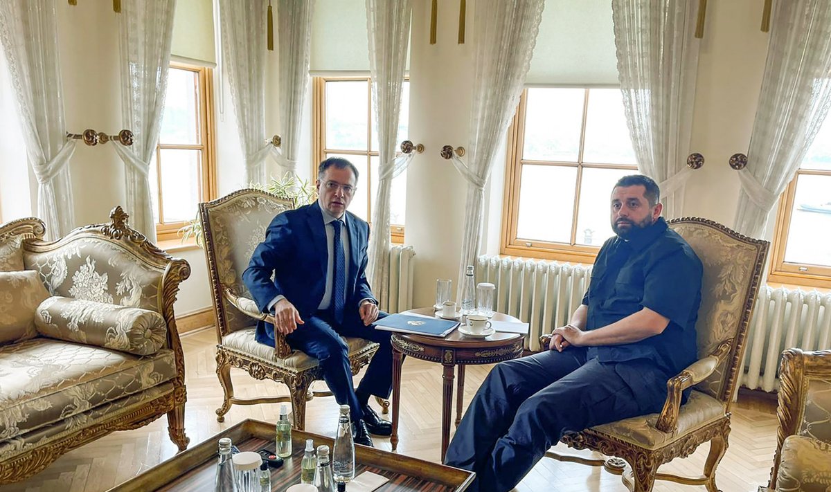Vladimir Medinski (vasakul) ütles reedel, et ta on Ukraina delegatsiooni juhi David Arahhamiaga hiljuti mitu pikka vestlust pidanud. 
