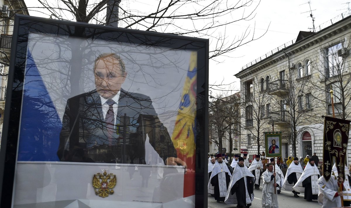 Плакат с изображением Владимира Путина и крестный ход