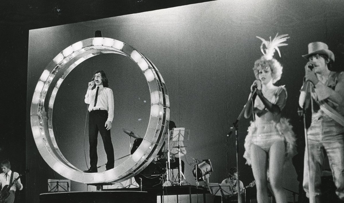 „JOHNNY“ 1980: Laval ansambel Ruja, Johnny osas Urmas Alender, paremal kaks parve liiget – Merle Talvik ja Jüri Aarma.