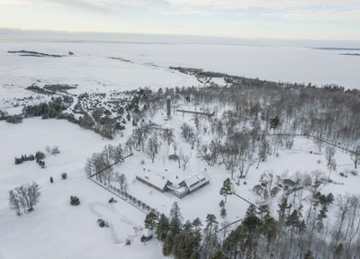 VAADE Martin Villigi firmale kuuluvale talukompleksile ja lumisele merele.