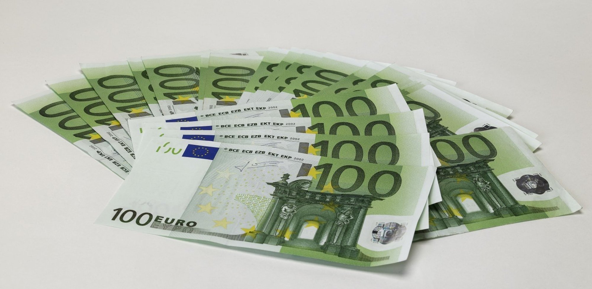 Евро купюры 100 евро. Как выглядит 100 евро купюра. Как выглядит банкнота 100 евро. Купюра 100 евро настоящая.