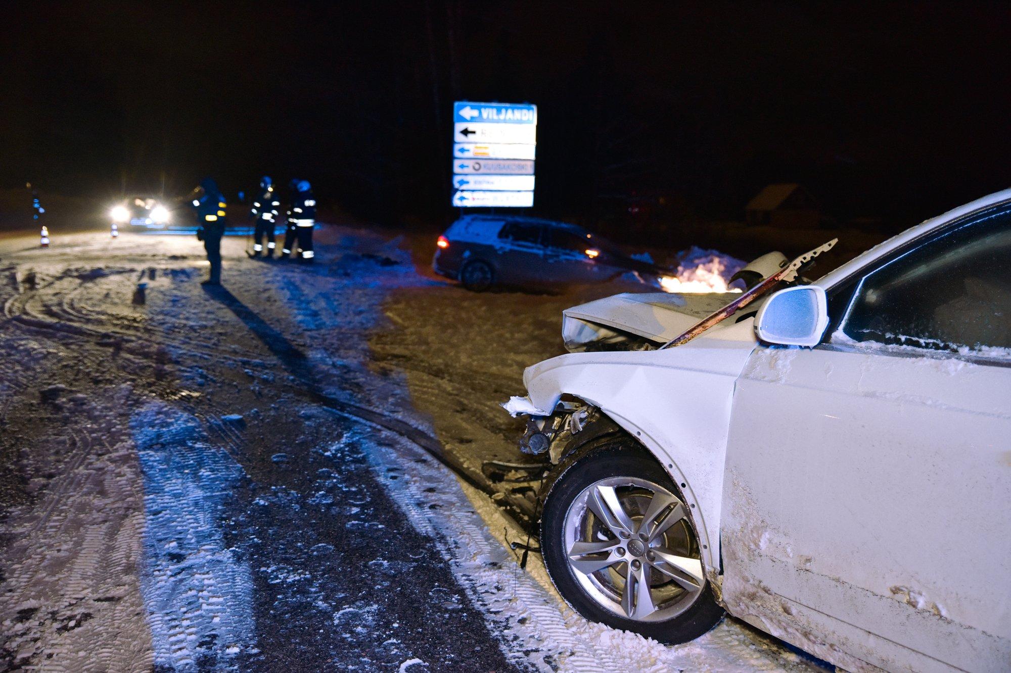 FOTOD | Viljandi lähistel põrkasid kaks sõiduautot kokku, ühe juht viidi  haiglasse - Delfi