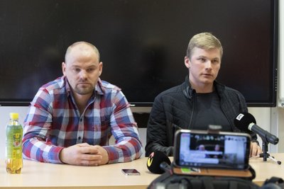 Anti Saarepuu ja Karel Tammjärve pressikonverents Seefeldis ning minu telefon seda Facebook Live'i jaoks üles võtmas.