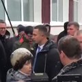 VIDEO | Altai pensionär väidab, et Medvedevi ihukaitsja pani talle alandamiseks jala taha