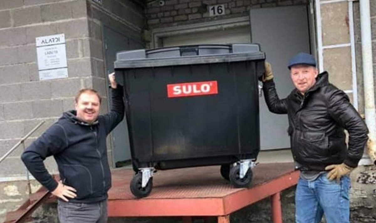 Riho Saksuse (peakattega) ettevõte on vallale müünud varem ka prügikonteinereid. Foto vahetult enne viimaseid KOV valimisi