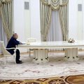 Стало известно, почему Путин и Макрон сидели так далеко друг от друга