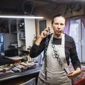 Eesti käsitöömeister valmistab nõelu luudest ja rahakukruid munandikottidest