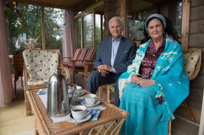 SUVEKODUS Ingrid ja Arnold Rüütel aastate eest oma suvekodus Saaremaal külalisi võõrustamas.