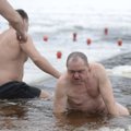 DELFI FOTOD ja VIDEO: Õigeusklikud suplesid Narva jäises vees, et ennast pühaks päevaks puhtaks saada