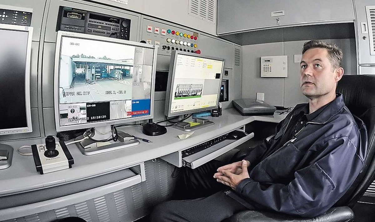 Tollikeskuse juht Virgo Treinbuk vaatab röntgenimasina juhtimispuldis, millistes autodes salakaupa leidub. (Foto: Sergei Stepanov)