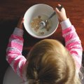 Reili annab nõu: kuidas saada laps ise lusikaga sööma?