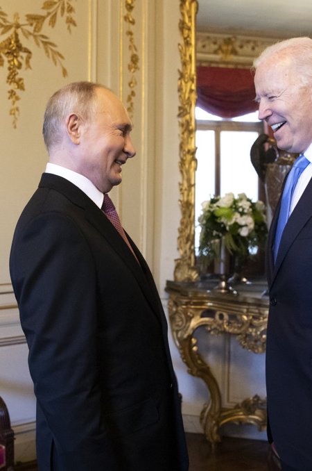 Naeratavad Putin ja Biden