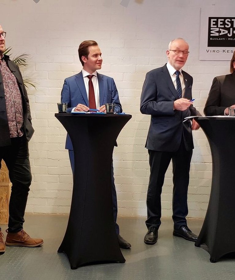 Eesti poliitikud 2019. aasta valimisdebatil Helsingis. Vasakult Tõnis Lukas, Artur Talvik, Nikolai Degtjarenko, Kaul Nurm, Rudolf Jeeser ja Taavi Rõivas. Kaadrisse ei mahtunud Jevgeni Ossinovski, kes jäi Rõivase paremale käele.