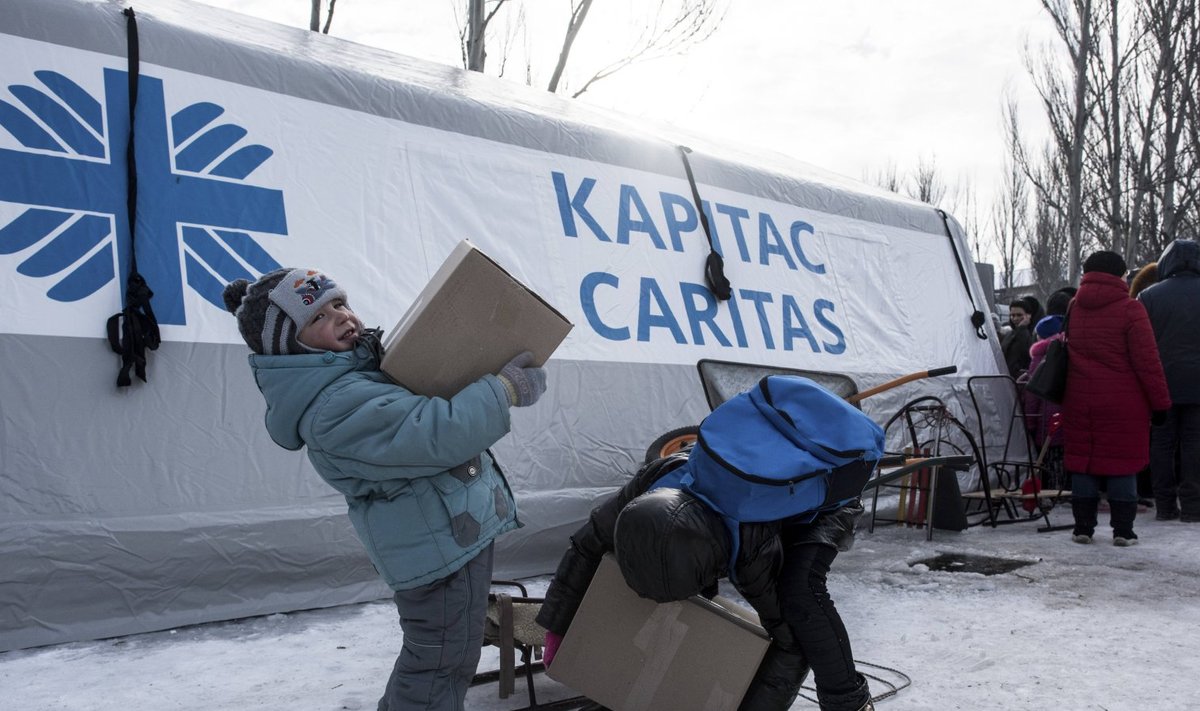 Ukraina sisepagulased ühenduse Caritas toidupakkidega, mille jagamist toetab ka Eesti