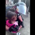 ТРОГАТЕЛЬНОЕ ВИДЕО | Полицейский утешает маленькую девочку посреди акции протеста против расизма