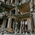 FOTOD | Ei mingeid uhkeid kleite ega ülikondi! Ukraina õpilased „tähistavad“ kooliaasta lõppu purustatud koolimajades