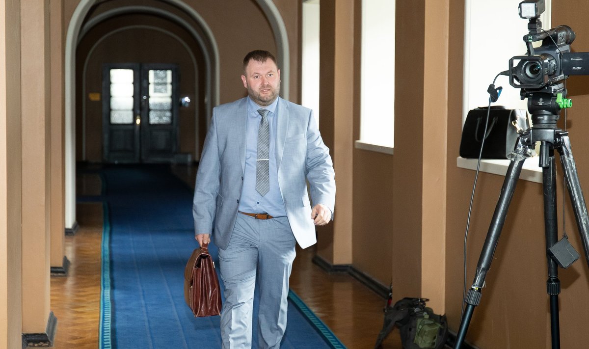 Eelmisel reedel vastas keskkonnaminister Rene Kokk riigikogus Jevgeni Ossinovski päringule, et inimestel tõesti on kliimale mõju, kuid kui suur, selle üle veel vaieldakse. Ta loetles skeptikuid, teadlaste hulgas kahtlase usaldusväärsusega allikad.