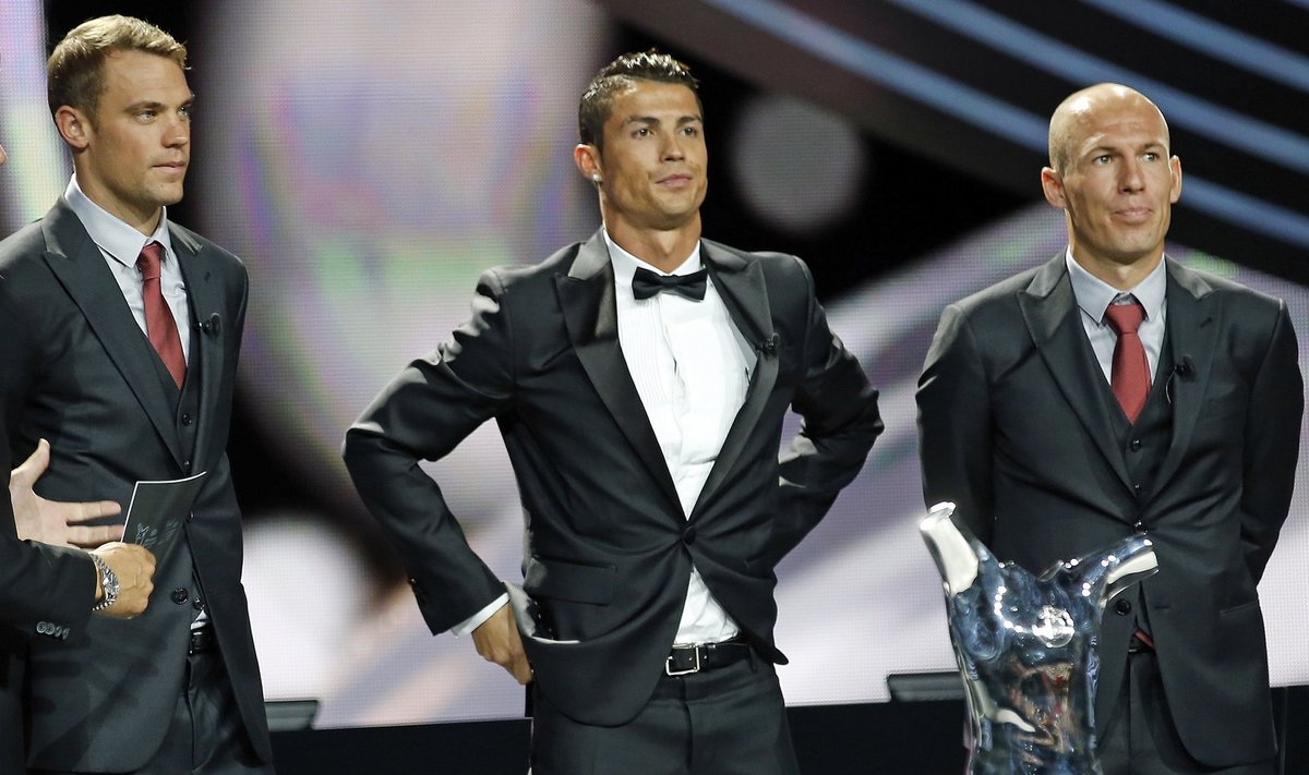 Real Madrid's Cristiano Ronaldo is seen with Bayern Munich's Manuel Neuer and Arjen Robben before receiving his Best Player UEFA 2014 Award during the draw ceremony for the 2014/2015 Champions League soccer competition