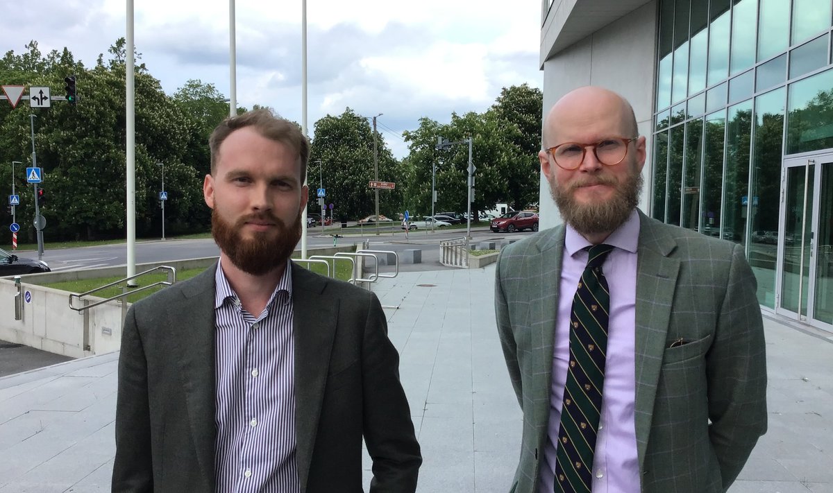 HÄRRASMEESTE SELLE SUVE HABEMEMOOD: Advokaadid Andrei Svištš ja Paul Keres täna pärast Tallinna Sadama kohtuistungit. Svištš ütles Ekspressile, et varurahvakohtuniku kõrvaldamine on kohtu poolt „julge otsus“.