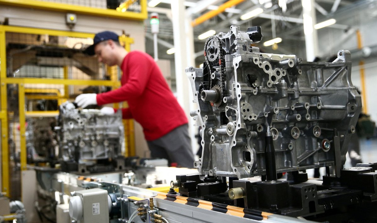 PILVITU TAEVAS AASTAL 2018: Tööline paneb Vladivostokis Mazda Sollersi autotehases automootorit kokku. 
