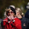 FOTOD | 81-aastane Jane Fonda hakkas kliimaprotestijaks, naisel pandi käed raudu ja ta viidi kongi