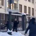 ВИДЕО | Неизвестные в черных масках закидали посольство Финляндии в Москве кувалдами