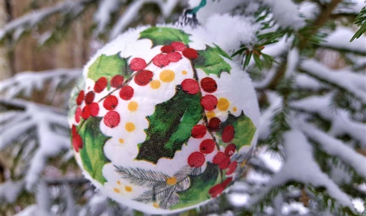 Salvrätitehnikas kaunistatud jõulukuul.