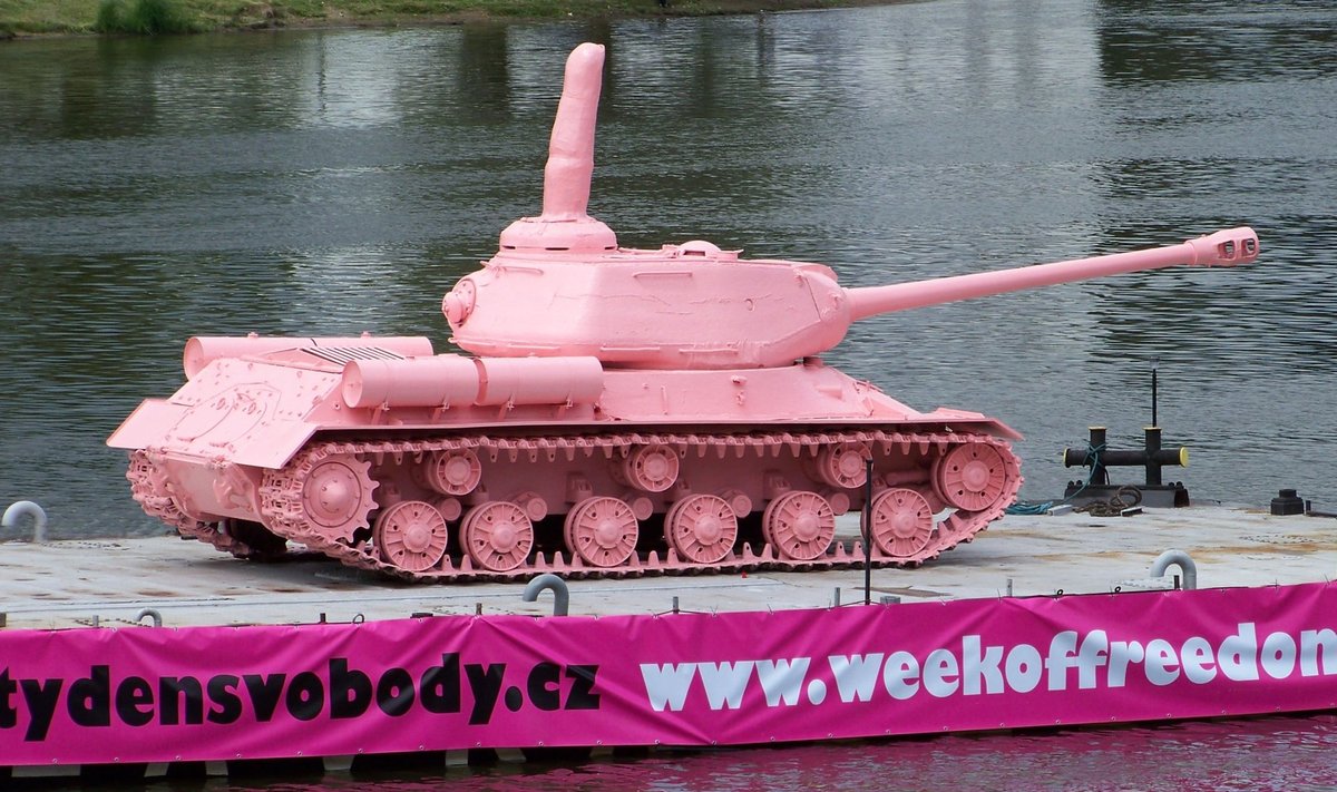 Перекрашенный советский танк на реке Влтава