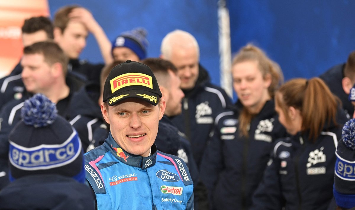 Ott Tänak jälgib konkurente terase pilguga ja teab täpselt, millal ja milliseid käike teha.