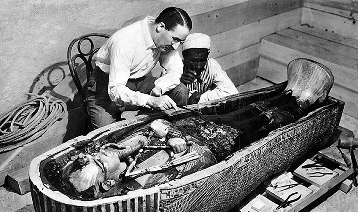 Howard Carter uurimas Tutanhamoni sarkofaagi sisu