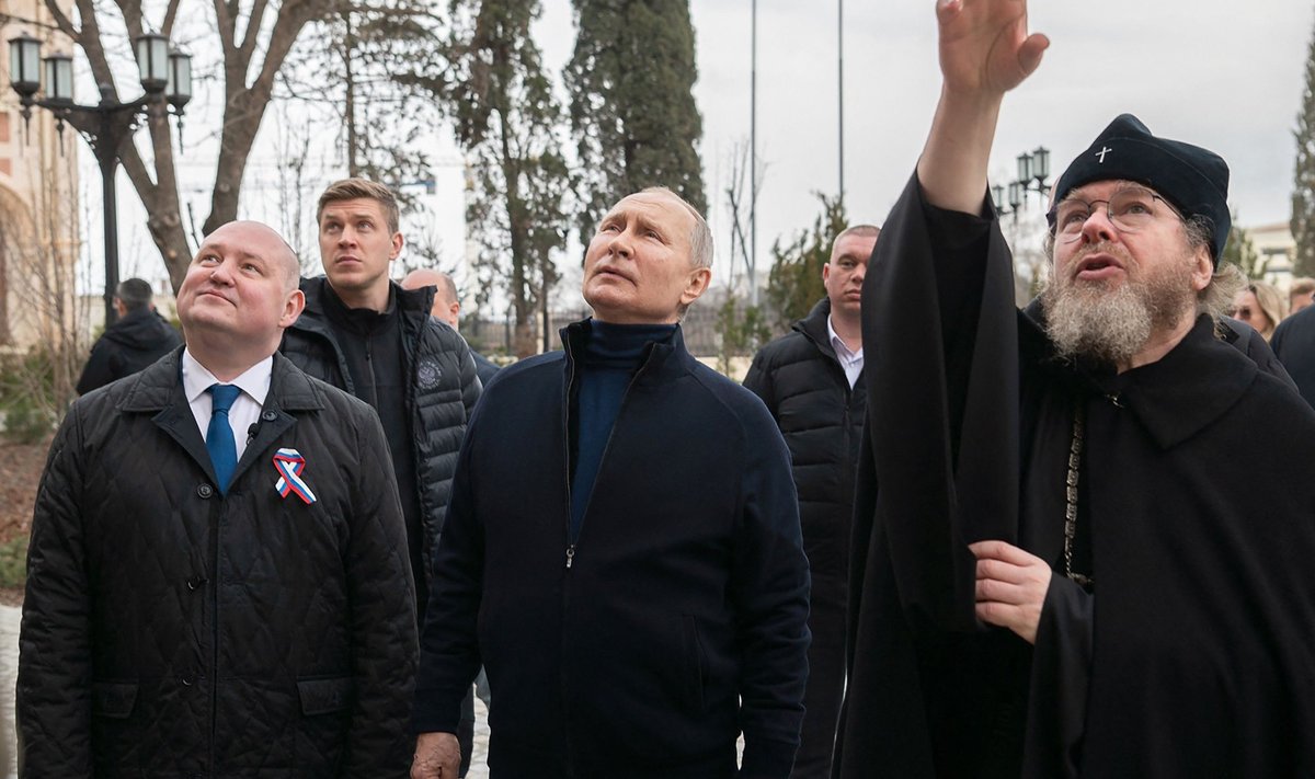 TEMA ISE VÕI TEISIK? Vladimir Putin istus eile Sevastopolis ise autorooli ja sõitis oma sõbra metropoliit Tihhoni kunstikooli. Krimmi külastamine pidi venelasi veenma presidendi vapruses, aga tekitas kindlasti küsimuse, kas tegemist polnud mitte kehadublandiga.