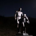 Легендарному баскетболисту Коби Брайанту и его дочери установили памятник